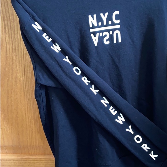 H&M N.Y.C BLACK LONG SLEEVE CREWNECK - Picture 3 of 4